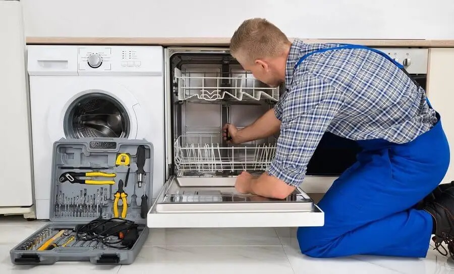 Serdivan Termoteknik servisi teknisyen ekibi beyaz eşya tamiri yaparken